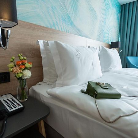 Premier Hotel Odessa Pokój zdjęcie A telephone in a hotel room