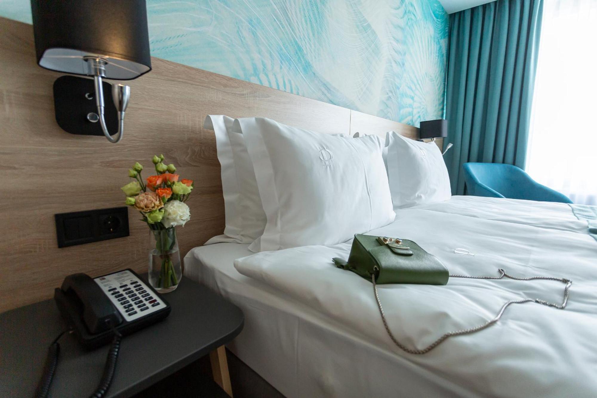 Premier Hotel Odessa Pokój zdjęcie A telephone in a hotel room